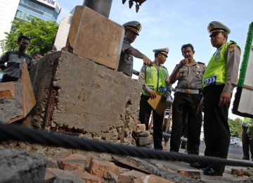 Petugas kepolisian melakukan olah tempat kejadian perkara (TKP) peristiwa kecelakaan maut di Jalan M.I. Ridwan Rais, Gambir, Jakarta Pusat, Senin (23/1). (Republika/Aditya Pradana Putra)