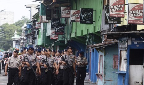 Petugas kepolisian melakukan patroli keamanan di kawasan Kalijodo, Jakarta, Senin (22/2)