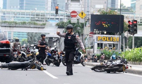 Petugas kepolisian melakukan pengamanan di area pos polisi yang diledakan oleh sejumlah teroris di kawasan Sarinah, Jakarta, Kamis (14/1). 