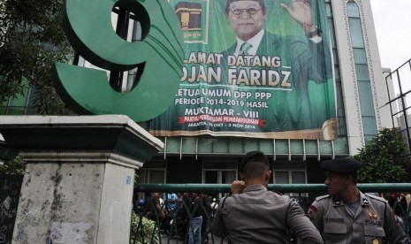 Petugas Kepolisian melakukan penjagaan ketika massa PPP kubu Romahurmuzy berencana menduduki Kantor DPP PPP, Jakarta, Selasa (2/12).