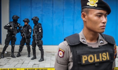 Petugas kepolisian melakukan penjagaan saat berlangsung penggeledahan oleh tim Densus 88 Mabes Polri di salah satu ruko di kawasan Cemani, Grogol, Sukoharjo, Jawa Tengah, Senin (29/5).