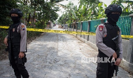 Petugas kepolisian melakukan penjagaan saat dilakukan penggeledahan di salah satu rumah terduga teroris di Jatikuwung, Gondangrejo, Karanganyar, Jawa Tengah, Senin (4/6). 