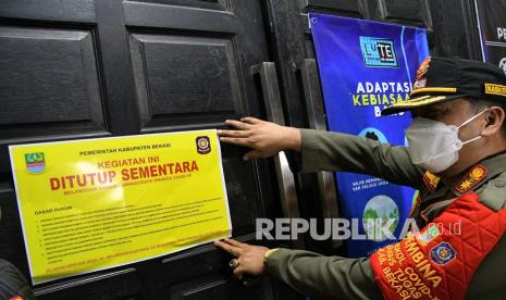 Petugas gabungan menutup  sementara tempat hiburan malam (THM) di kawaan Tambun, Kabupaten Bekasi, Jawa Barat.