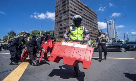 Petugas kepolisian melakukan penyekatan jalan untuk mengantisipasi membludaknya massa reuni 212 di kawasan Sarinah Thamrin, Jakarta, Kamis (2/12/2021). Pihak kepolisian melakukan penyekatan disejumlah wilayah dengan alasan pelaksanaan reuni 212 dapat meningkatkan risiko penyebaran virus COVID-19.