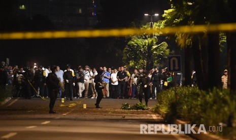 Petugas kepolisian melakukan penyisiran di lokasi ledakan yang terjadi di Parkir Timur Senayan, Jakarta, Ahad (17/2/2019).