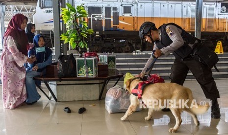 Petugas kepolisian melakukan penyisiran menggunakan anjing pelacak di Stasiun Kereta Tawang, Kota Semarang, Jawa Tengah, Jumat (8/6).