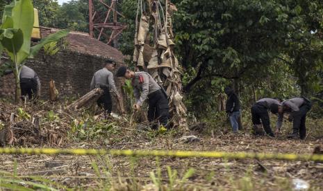 Petugas kepolisian melakukan penyisiran saat olah tempat kejadian perkara di area rumah korban di Jalancagak, Kabupaten Subang, Jawa Barat, Selasa (24/10/2023). 