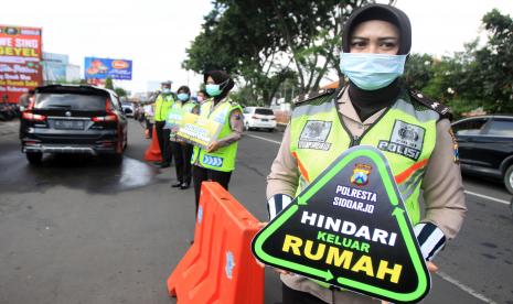 Petugas Kepolisian Resor Kota Sidoarjo, Jawa Timur, menggencarkan patroli di sejumlah wilayah yang dinilai rawan terjadi tindak kriminalitas selama bulan suci Ramadhan. [Foto: Polisi di Sidoarjo]