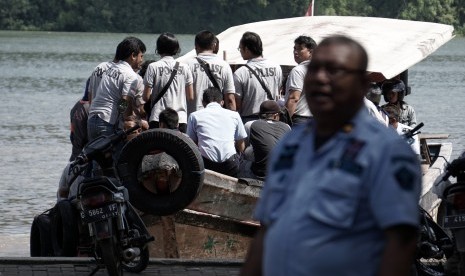 Petugas kepolisian memasuki dermaga penyeberangan Wijayapura, Cilacap, Jateng, Senin (25/7). 