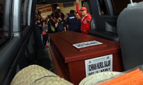 Petugas kepolisian membawa jenazah tersangka pelaku teror bunuh diri Terminal Kampung Melayu, di Rumah Sakit Polri Sukanto, Kramat Jati, Jakarta, Senin (29/5). 