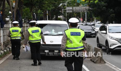 Petugas kepolisian memberhentikan kendaraan yang memasuki jalur khusus Transjakarta saat Operasi Zebra Jaya 2021 di Jalan Arteri Pondok Indah, Jakarta, Senin (15/11/2021). Polda Metro Jaya menggelar Operasi Zebra Jaya 2021 pada 15-24 November untuk meningkatkan kedisiplinan masyarakat dalam berlalu lintas. 