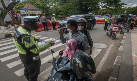 Petugas kepolisian memeriksa kelengkapan surat pengendara roda dua pada Operasi Zebra  (ilustrasi)