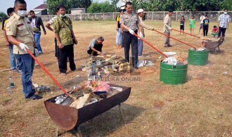 Petugas kepolisian memusnahkan barang bukti narkoba. 