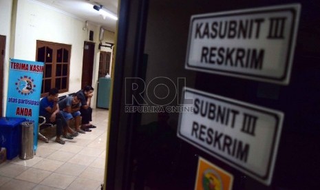 Petugas Polsek Metro Taman Sari sedang menginterogasi pelajar yang menyabetkan senjata tajam ke pelajar lainnya.