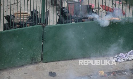 Petugas Kepolisian menembakkan gas air mata saat unjuk rasa menentang UU KPK hasil revisi dan RKUHP, yang berujung ricuh di Jalan Tentara Pelajar, Palmerah, Jakarta, Rabu (25/9/2019).