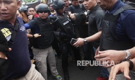 Petugas kepolisian mengamankan salah satu pelaku perampokan dan penyanderaan di salah satu rumah kawasan Pondok Indah, Jakarta, Sabtu (3/9).