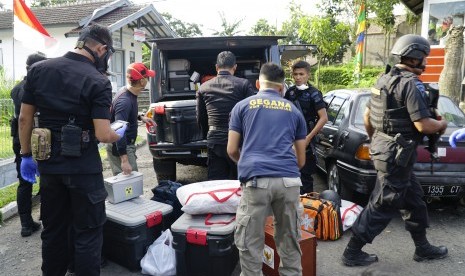 Police officers secured a number of items in the suspected terrorist arrest area in Jajaway, Antapani Kidul, Bandung, West Java, on Tuesday (August 15).