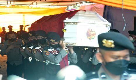 Petugas kepolisian mengangkat peti jenazah Brigadir Nofriansyah Yosua Hutabarat atau Brigadir J saat upacara pelepasan secara kedinasan setelah autopsi ulang di Sungai Bahar, Muarojambi, Jambi, Rabu (27/7/2022). Autopsi ulang yang berlangsung selama enam jam itu dilakukan atas permintaan keluarga dalam mencari keadilan dan pengungkapan kasus. 