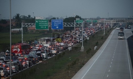  Petugas kepolisian mengatur lalu lintas ribuan kendaraan terjebak kemacetan dari Km 194 Ruas Jalan Tol Cipali hingga Km 210 ruas Jalan Tol Palikanci, Jawa Barat.