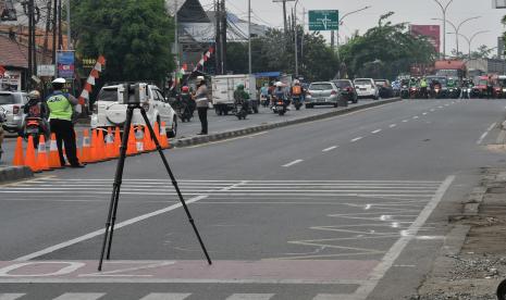 Sopir Truk Trailer Maut di Bekasi Ditetapkan Sebagai Tersangka. Foto:   Petugas Kepolisian mengatur lalu lintas saat olah TKP kecelakaan truk kontainer menggunakan alat 3D Lasser Scanner di depan SDN Kota Baru 02 dan 03 Kranji, Bekasi, Jawa Barat Kamis (1/9/2022). Olah TKP tersebut untuk menganalisis penyebab kecelakaan truk yang menewaskan 10 orang dan melukai 23 itu. 