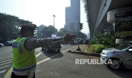 Petugas kepolisian mengatur lalu lintas.