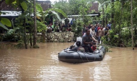 Petugas Kepolisian mengevakuasi korban banjir di Pacarejo, Semanu, Gunungkidul, DI Yogyakarta, Rabu (29/11). 