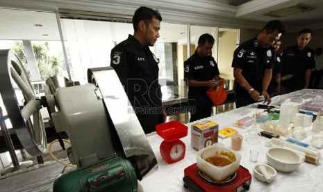  Petugas Kepolisian menggelar barang bukti narkoba beserta pelaku di Polda Metro Jaya, Jakarta Pusat, Kamis (11/4).   (Republika/Adhi Wicaksono)