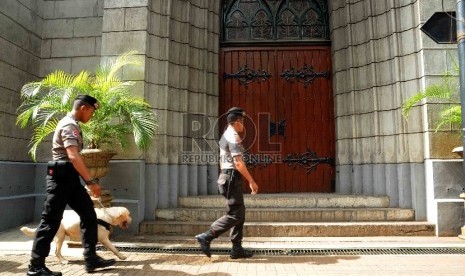  Petugas Kepolisian menggunakan anjing pelacak melakukan penyisiran di area Gereja Katedral, Jakarta. ilustrasi (Republika/Agung Supriyanto)