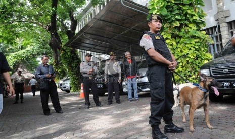  Petugas Kepolisian menggunakan anjing pelacak melakukan penyisiran di area Gereja Katedral, Jakarta