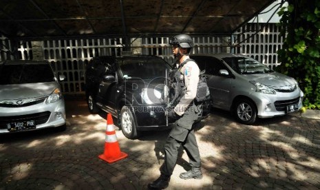  Petugas Kepolisian menggunakan anjing pelacak melakukan penyisiran di area Gereja Katedral, Jakarta, Kamis (24/12). (Republika/Agung Supriyanto)