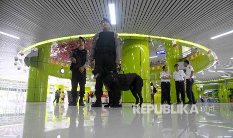 Petugas kepolisian menggunakan anjing pelacak melakukan penyisiranterhadap kesiapan Stasiun Gambir, Jakarta Pusat, Jumat (23/12).