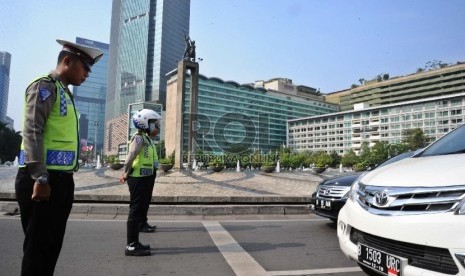  Petugas Kepolisian menghentikan pengendara yang melintas di sekitar Bundaran HI, Jakarta, Selasa (10/11).   (Republika/Tahta Aidilla)