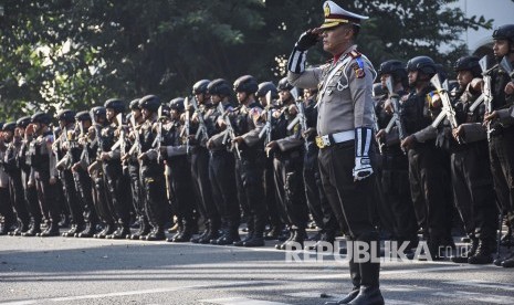 Operasi Ketupat 2020 Dilakukan dengan Konsep Khusus . FOto: Petugas kepolisian mengikuti apel gelar pasukan Operasi Ketupat Lodaya 2019, di depan Gedung Sate, Jalan Diponegoro, Kota Bandung, Selasa (28/5).