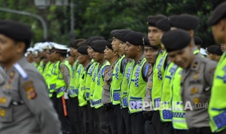 Petugas kepolisian mengikuti Apel Gelar Pasukan Ops Ramadniya Lodaya 2017 di depan Gedung Sate, Jalan Diponegoro, Kota Bandung, Senin (19/6). 