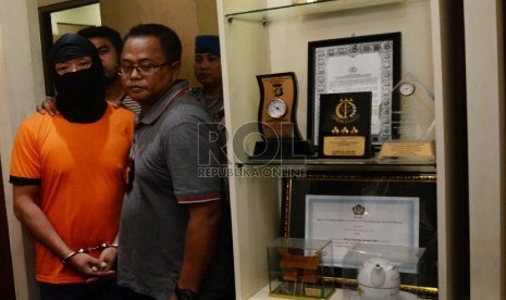 Petugas kepolisian menunjukan barang bukti dan tersangka GZ warga negara asal Cina terkait pencurian bagasi kabin di dalam pesawat ketika diamankan di Polres Bandara Soekarno Hatta, Tangerang, Banten, Selasa (22/9).Yasin Habibi/ Republika