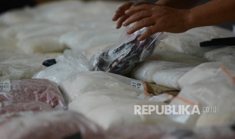  Petugas kepolisian menunjukan barang bukti narkoba jenis sabu-sabu 