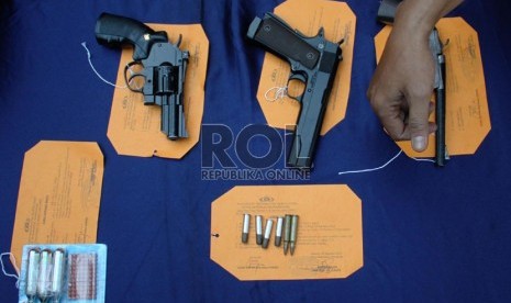  Petugas kepolisian menunjukkan barang bukti dan tersangka pada rilis tindak pidana menyimpan dan kepemilikan senjata api rakitan dan air softgun di Polsek Penjaringan, Jakarta Utara, Senin (26/8). ( Republika/Yasin Habibi)