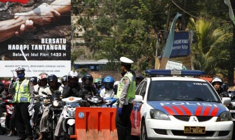  Petugas Kepolisian menutup jalur menuju Nagreg di kawasan Sasak Besi, Cibatu, Jawa Barat, Rabu (16/8).  (Adhi Wicaksono)