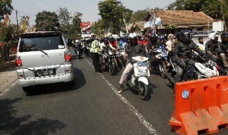 Petugas Kepolisian menutup jalur menuju Nagrek di kawasan Sasak Besi, Cibatu, Jawa Barat, Rabu (16/8). 