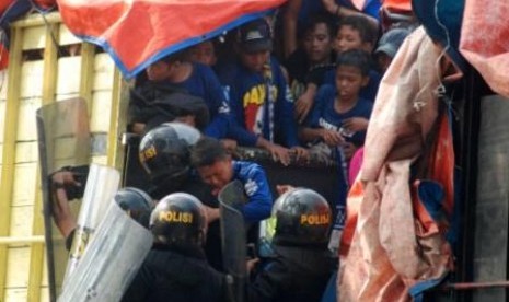 Petugas Kepolisian menyelamatkan Suporter PSIS Semarang saat bentrokan dengan warga di Godong, Grobogan, Jateng, Senin (6/5).