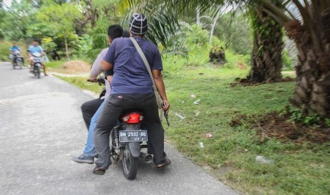 Petugas Kepolisian menyisir pemukiman warga di seputaran Rutan Sialang Bungkuk Kelas 2B Pekanbaru, Riau, Jumat (5/5). 