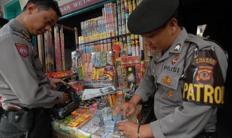 Petugas kepolisian merazia pedagang petasan