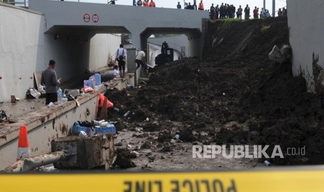 Petugas Kepolisian Polres Bandara Soekarno Hatta melakukan olah TKP longsornya dinding penahan terowongan (underpass) Kereta Api Bandara di kawasan Parimeter Selatan Kawasan Bandara Soekarno Hatta, Tangerang, Banten, Selasa (6/2). 