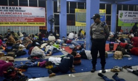 Petugas Kepolisian Polres Lampung Selatan melakukan pengamanan bagi pemudik yang menginap di ruang istirahat penumpang di Pelabuhan Bakauheni, Lampung Selatan, Lampung, Senin (3/6/2019) dini hari. Polres Lampung Selatan menurunkan sebanyak 350 personel untuk melakukan pengamanan di dalam Pelabuhan Bakauheni lampung Selatan. 