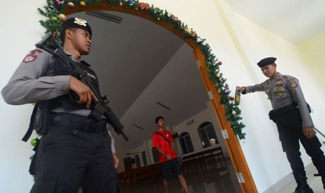 Petugas kepolisian melakukan pengamanan di gereja 