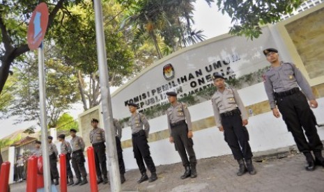 Petugas Kepolisian RI bersiaga di depan Gedung KPU, Jakarta