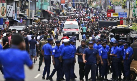  Petugas kepolisian Sri Lanka membuka jalan ketika sebuah mobil ambulans melaju dengan membawa korban ledakan Gereja di Kolombo, Sri Lanka, Ahad (21/4/2019). 