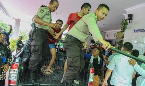 Petugas Kepolsian menangkap dua tahanan yang kabur dari Rutan Sialang Bungkuk Kelas 2B Pekanbaru, Riau, Jumat (5/5). 