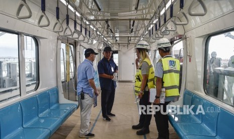 Petugas kereta Mass Rapid Transit (MRT) berbincang saat melakukan uji coba di Stasiun Lebak Bulus, Jakarta, Kamis (17/1/2019).