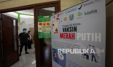  Petugas kesehatan berada di ruang vaksinasi saat dimulainya Uji Klinis Vaksin Merah Putih di RSUD Dr Soetomo, Surabaya, Jawa Timur, Rabu (9/2/2022). Badan Penyelenggara Jaminan Produk Halal (BPJPH) Kementerian Agama segera menerbitkan sertifikat halal vaksin Merah Putih setelah melalui audit produk di LPPOM MUI.